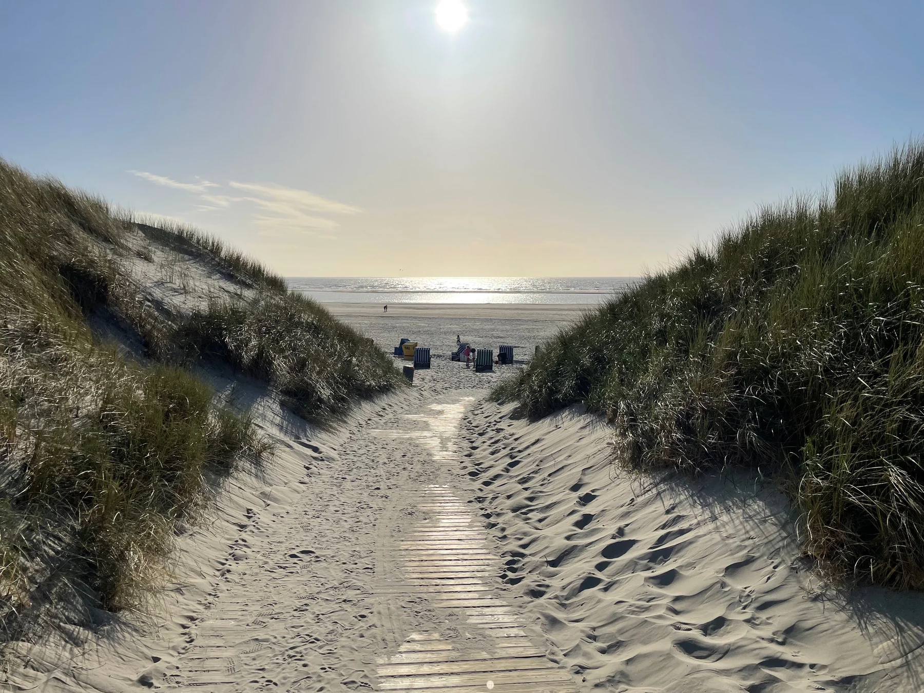 Düne, Holzsteg und Strandzugang mit Blick auf die Nordsee — Langeoog