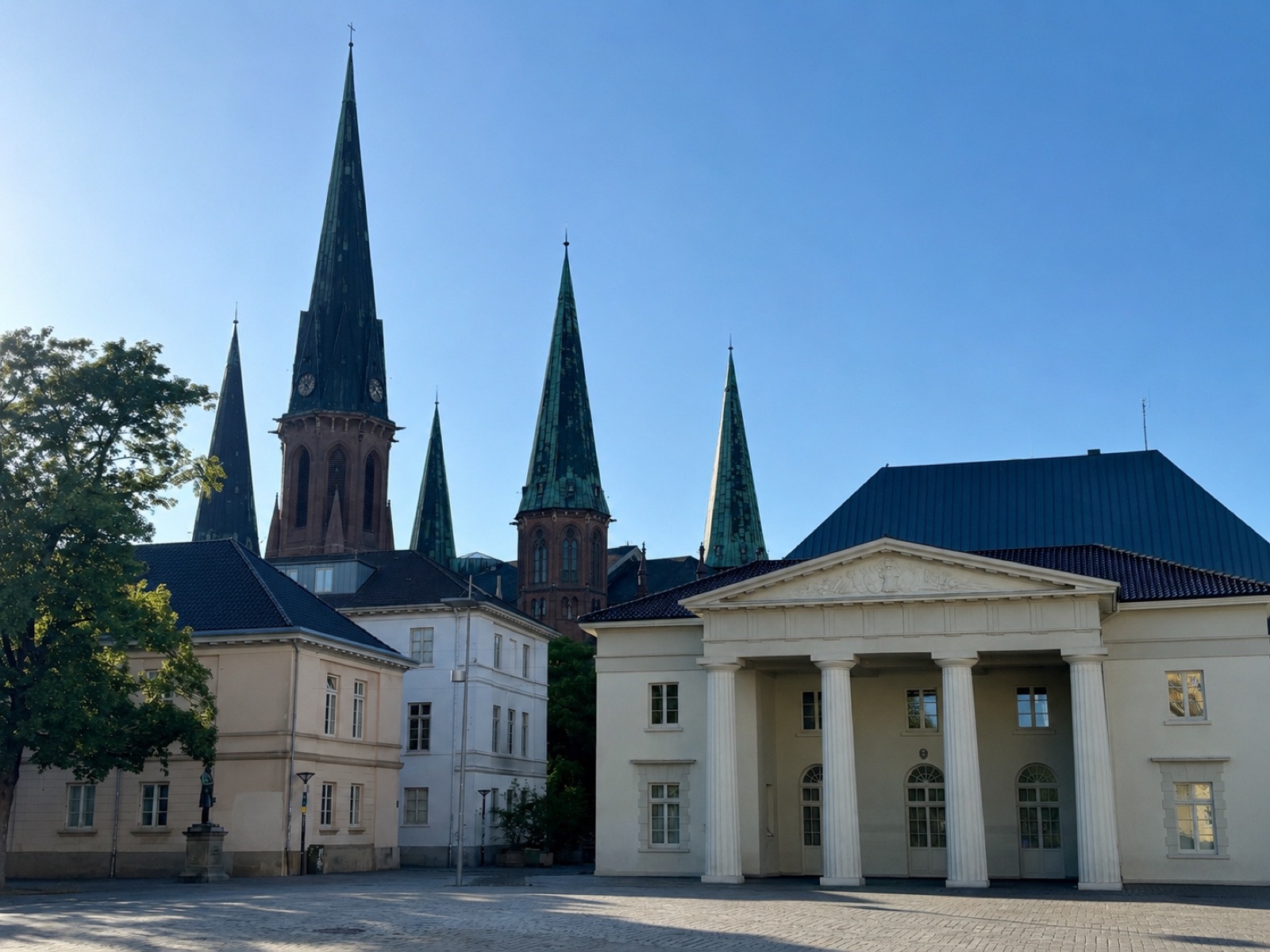 Oldenburger Schlosswache mit den Türmen der Lambertikirche im Hintergrund — Standort der Praxis