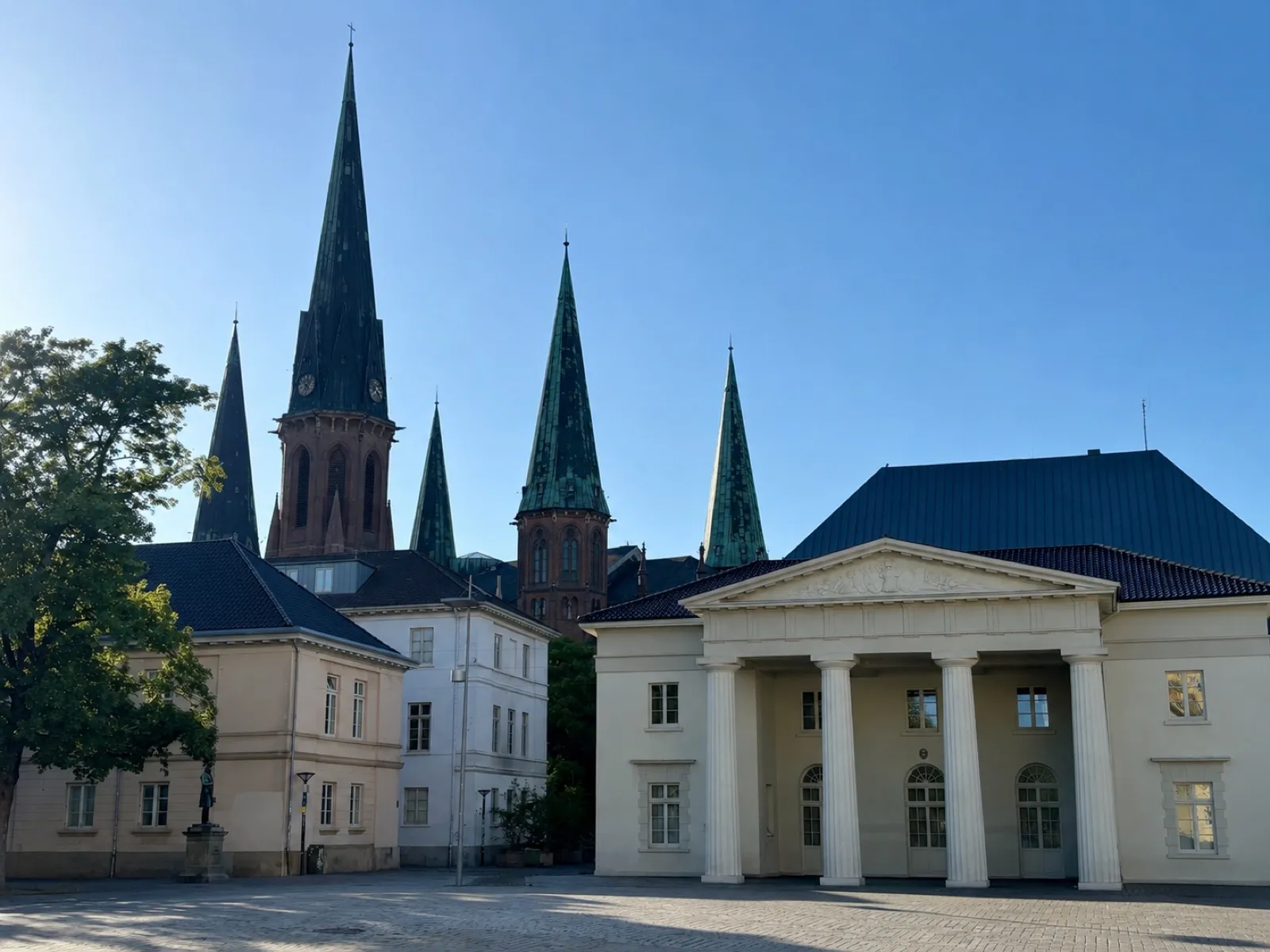 Oldenburger Schlosswache mit den Türmen der Lambertikirche im Hintergrund — Standort der Praxis
